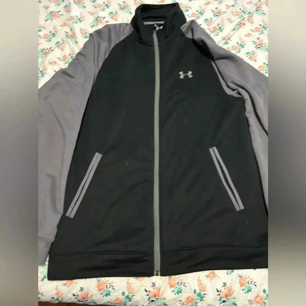 Under Armour black and gray zip up fleece. Size medium hundred percent polyester - Picture 2 of 10